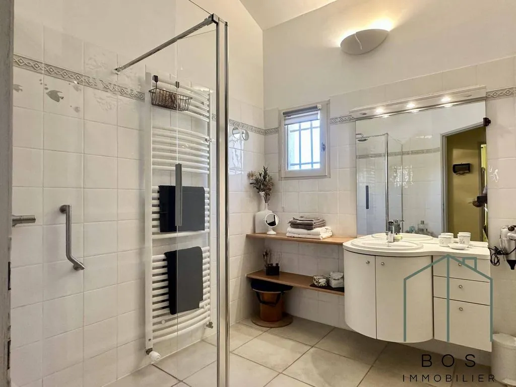 Salles de bain - Maison de Luxe avec Piscine à Alleins