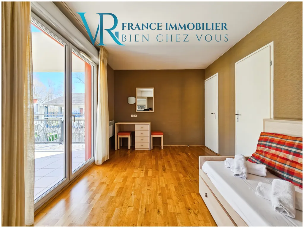 Chambres - Duplex Meublé avec Terrasse et Parking à Proximité du Lac