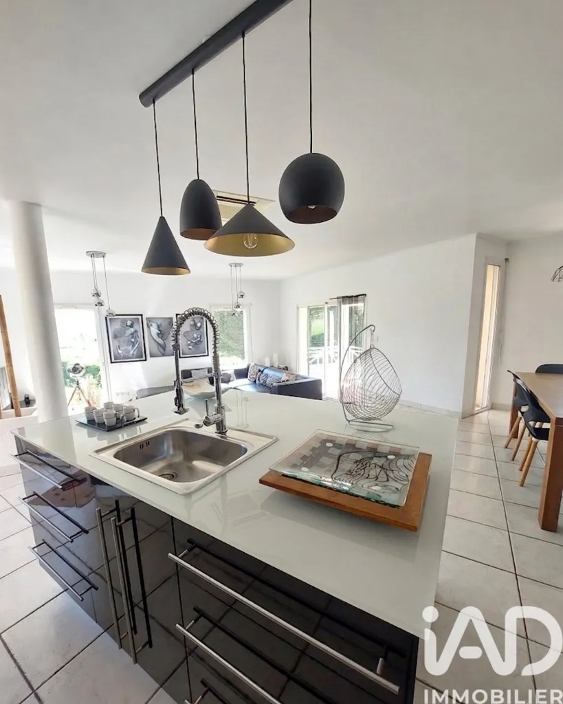 Cuisine - Villa avec Piscine et Vue Panoramique sur les Pyrénées à Louit