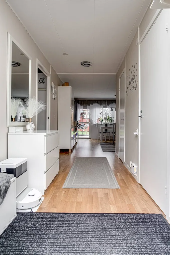 Esik - Corner Flat with Modern Finish in Kopparberg