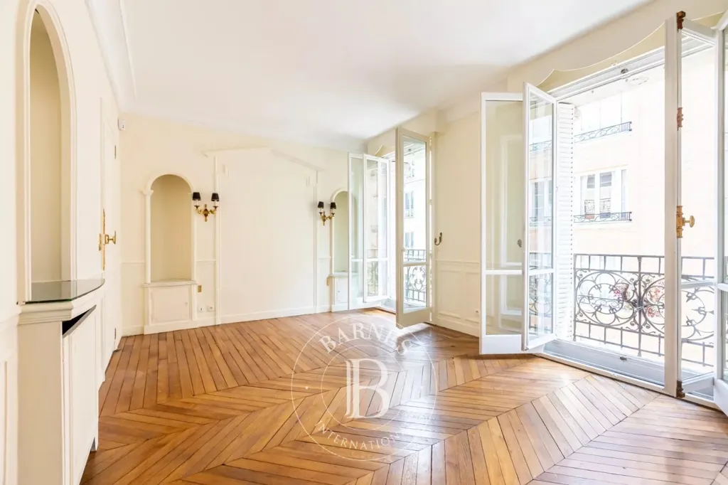 Elutuba - Corner Apartment with East View in Paris 8e