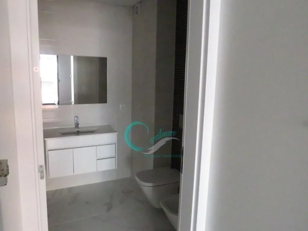 Salles de bain - 3-Bedroom Apartment with Balcony in Corroios