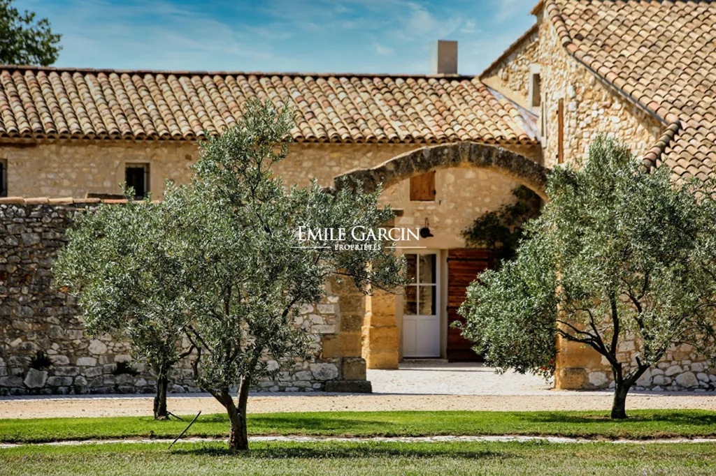 Aed - Rustic Mas with Pool in Provence