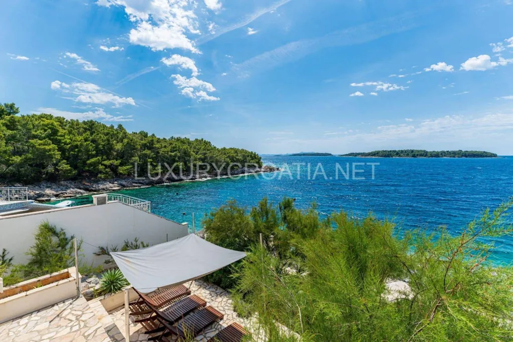 Terrass - Beachfront Villa with Jacuzzi in Korčula