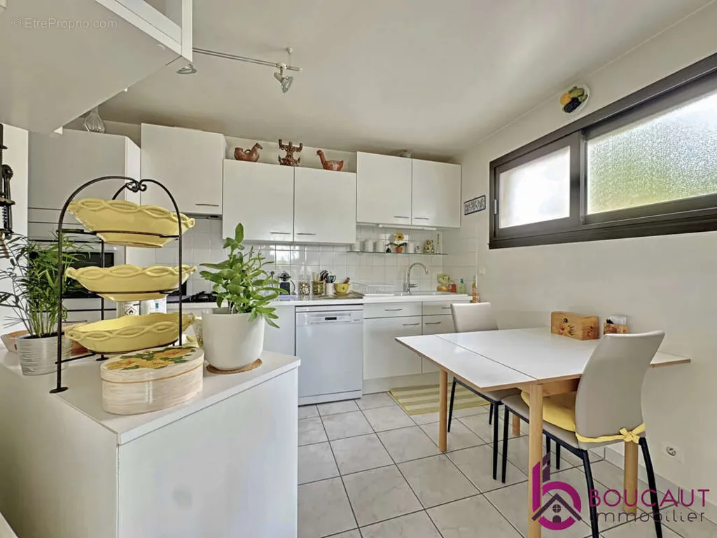 Kitchen - Modular House with South View in Le Plessis-Robinson