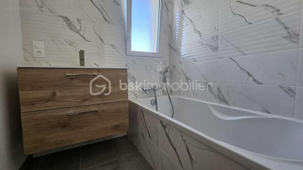 Salles de bain - Maison Moderne avec Terrasse à Saint-Urbain