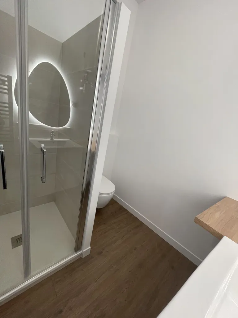 Salles de bain - Immeuble Mixte avec Local Commercial à Oullins