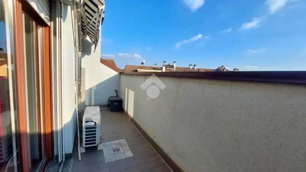 Rõdu - Top-Floor Flat with Balconies in Vittuone