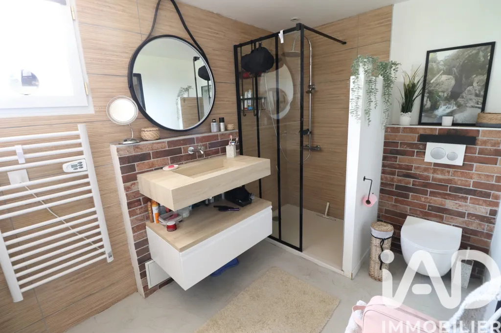Salles de bain - Maison Contemporaine avec Piscine à Orignolles