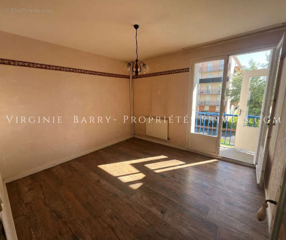 Pièces - Appartement T3 avec Balcons et Garage à Rochefort
