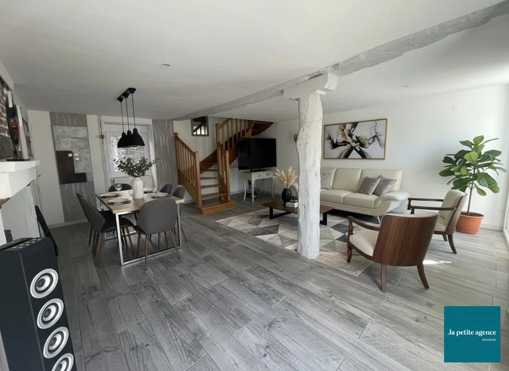Séjour - Maison avec Entrée Indépendante à Esson