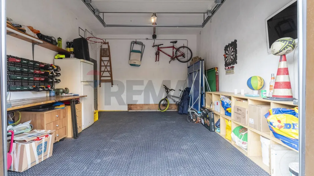 Garaaž - Rearranged Apartment with Balcony in Modena