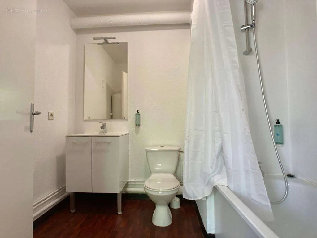 Salles de bain - Studio avec Terrasse à Talence, Proche Tram