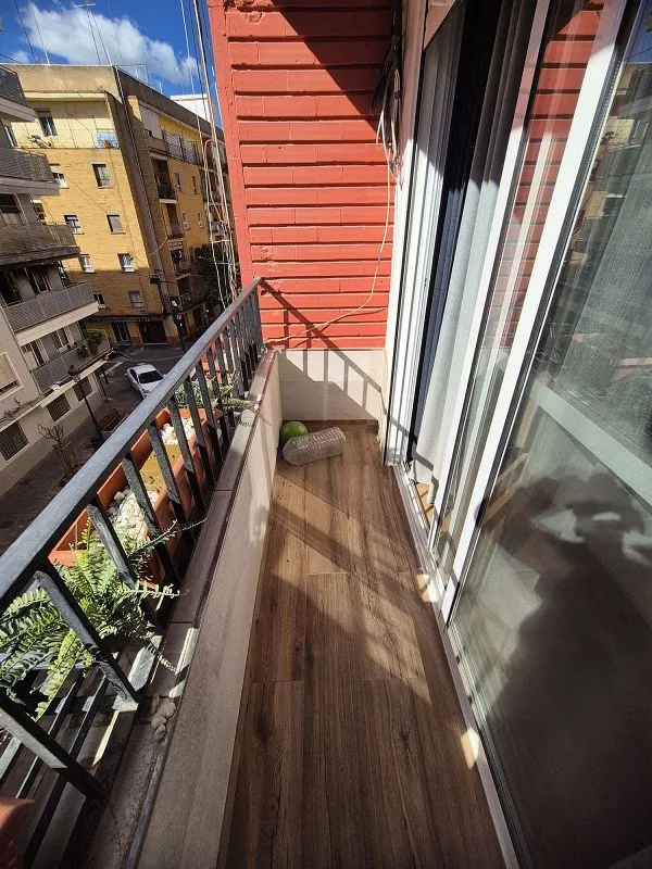 Balcone - 2-Bedroom Flat with Balcony in Orriols