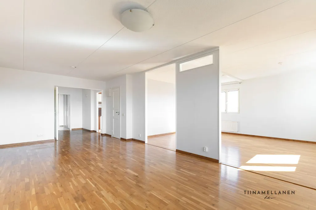 Elutuba - Spacious Corner Apartment with Balcony in Canal Area