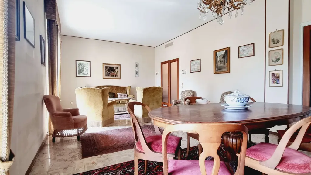 Salle à manger - Apartment with Balcony in Piacenza