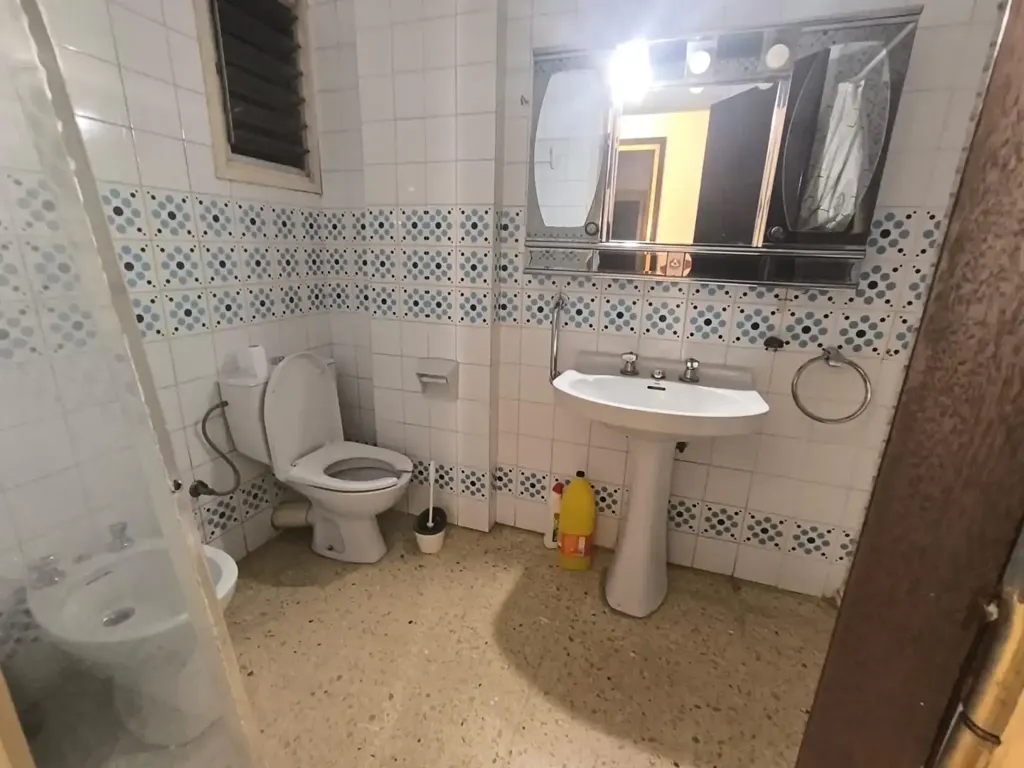 Bathrooms - Semi-Renovated Flat with Balcony in Via Sant Ignasi