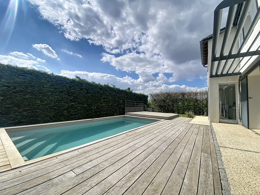 Piscine - Villa Moderne avec Piscine à Genas