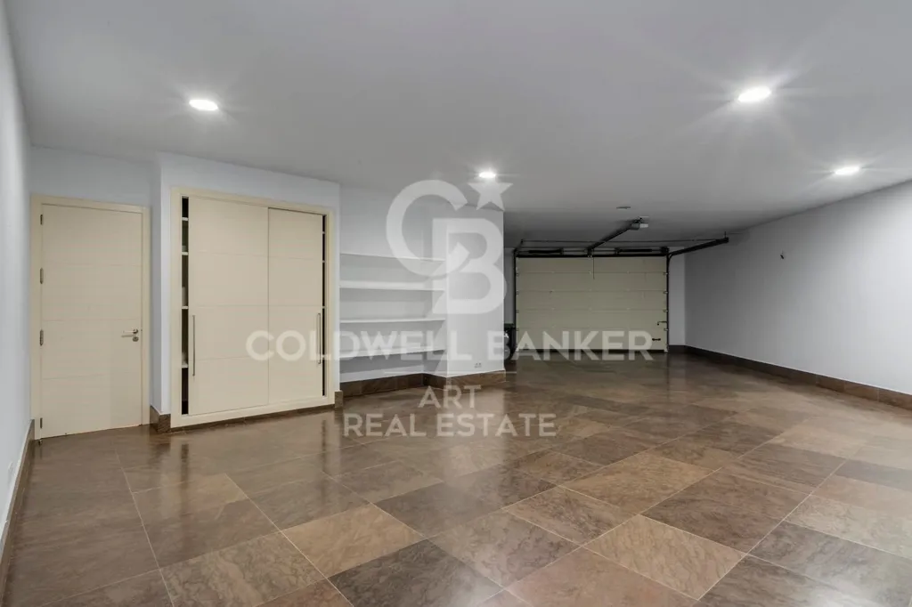 Garage - Luxury Villa with Communal Pools in Marbella