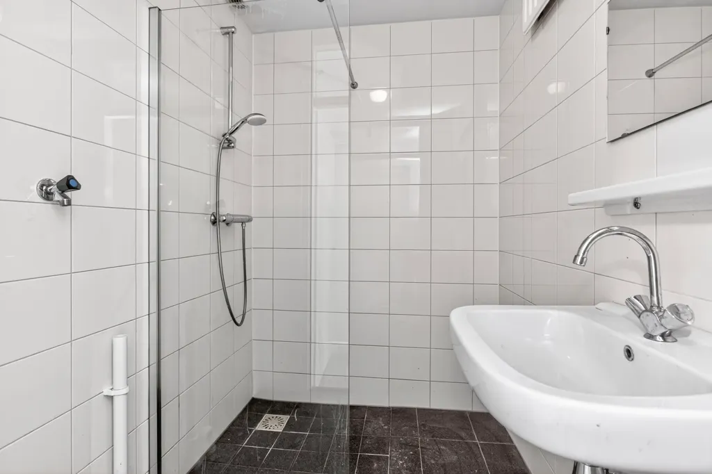 Salles de bain - 4-Bedroom Apartment with Balcony in Overvecht