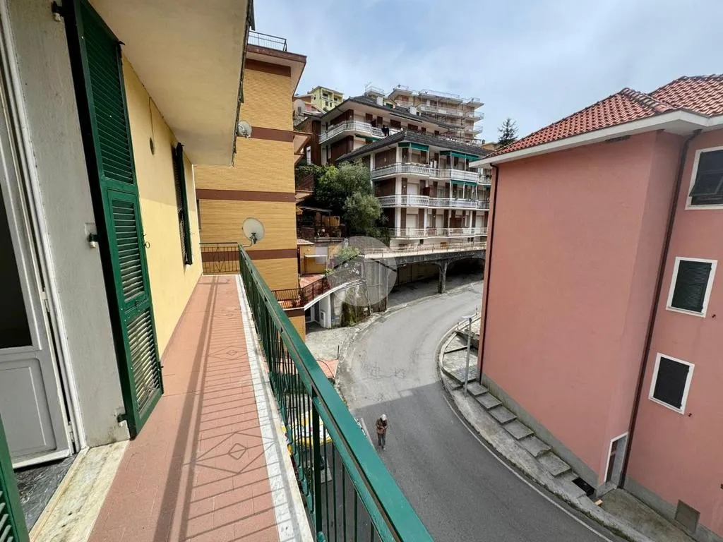 Rõdu - 4-Room Apartment with Balcony in Moneglia