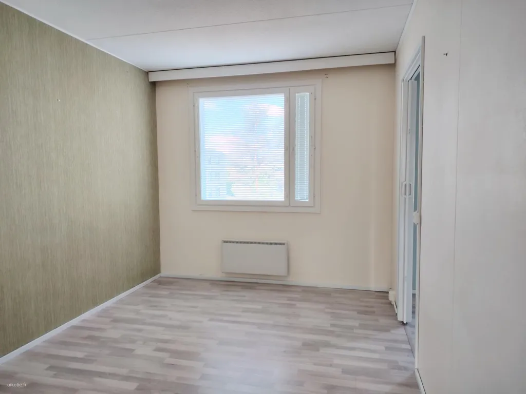 Pièces - 3-Bedroom Apartment with Balcony in Central Location