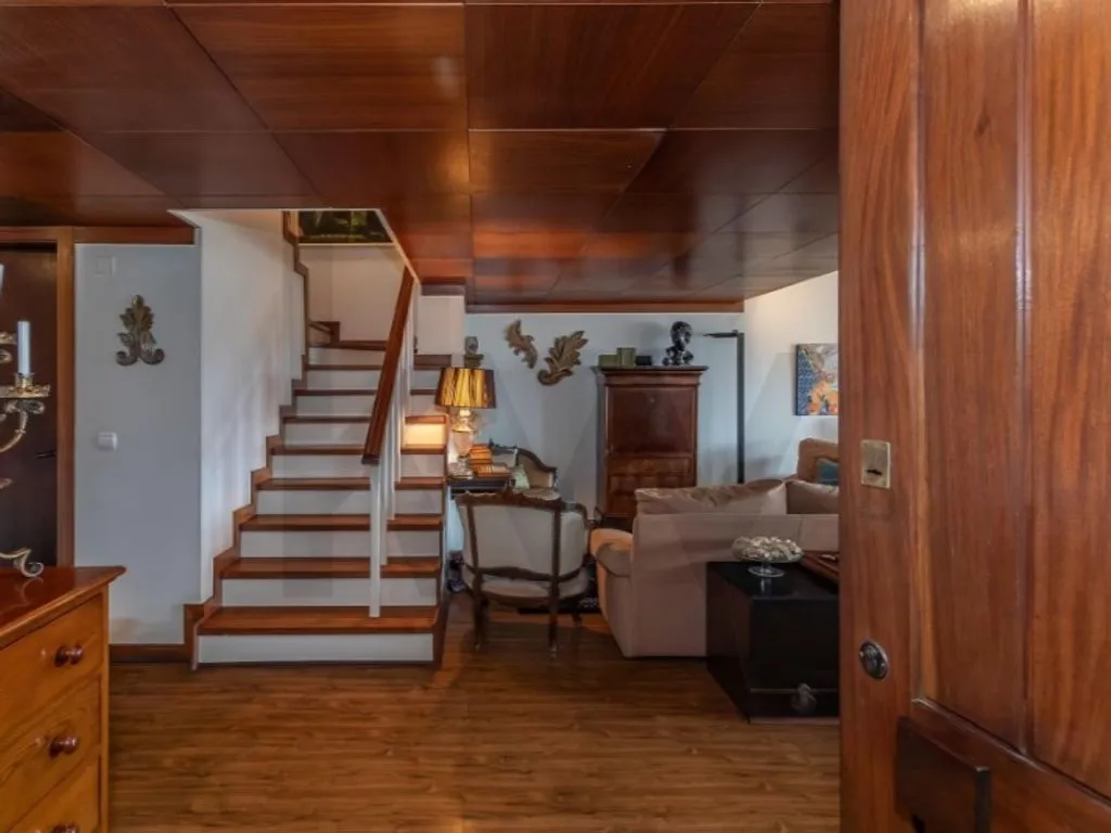 Pièces - Luxury Duplex Apartment with Independent Upper Level in Lisbon