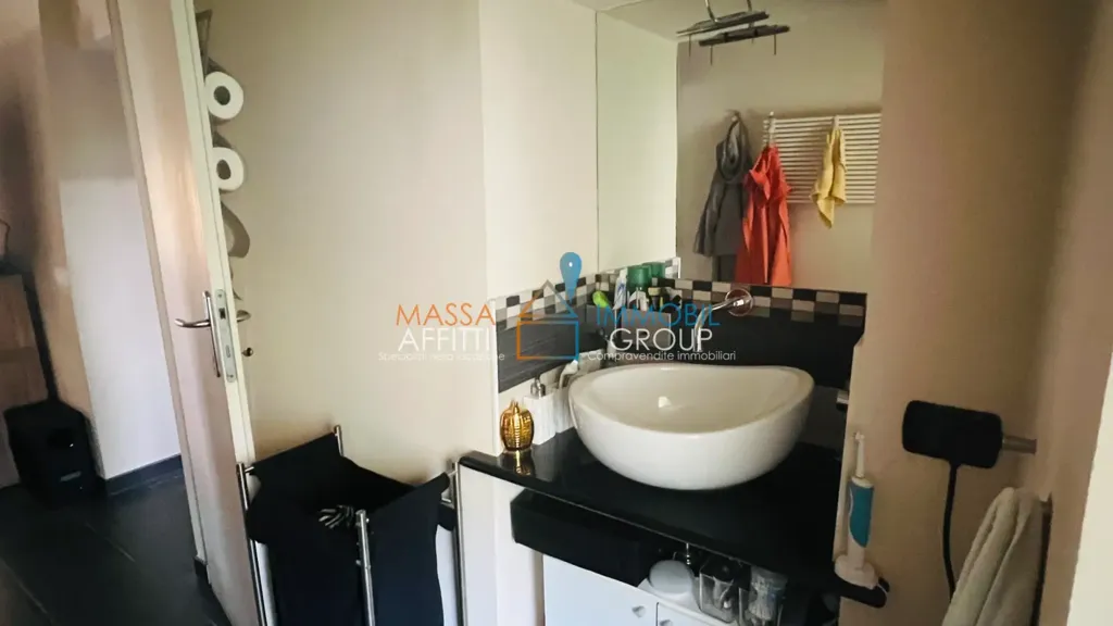 Salles de bain - Semi-detached House with Veranda in Massa