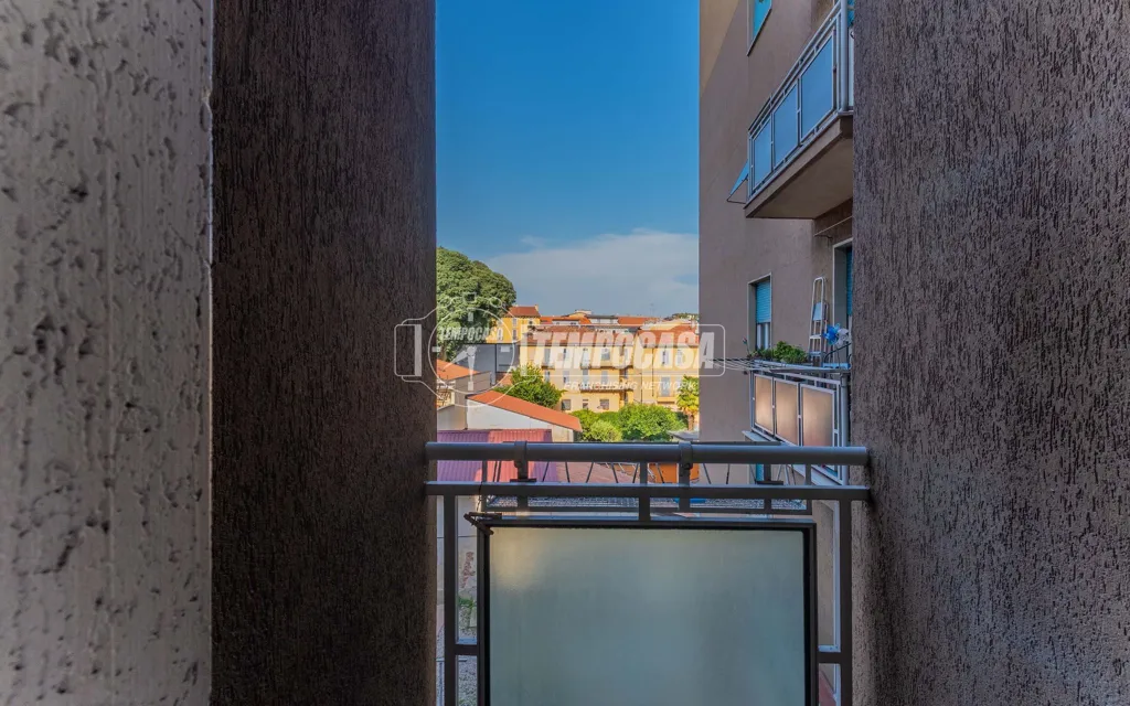 Balcon - Bright Bilocale with Balcony in Milan