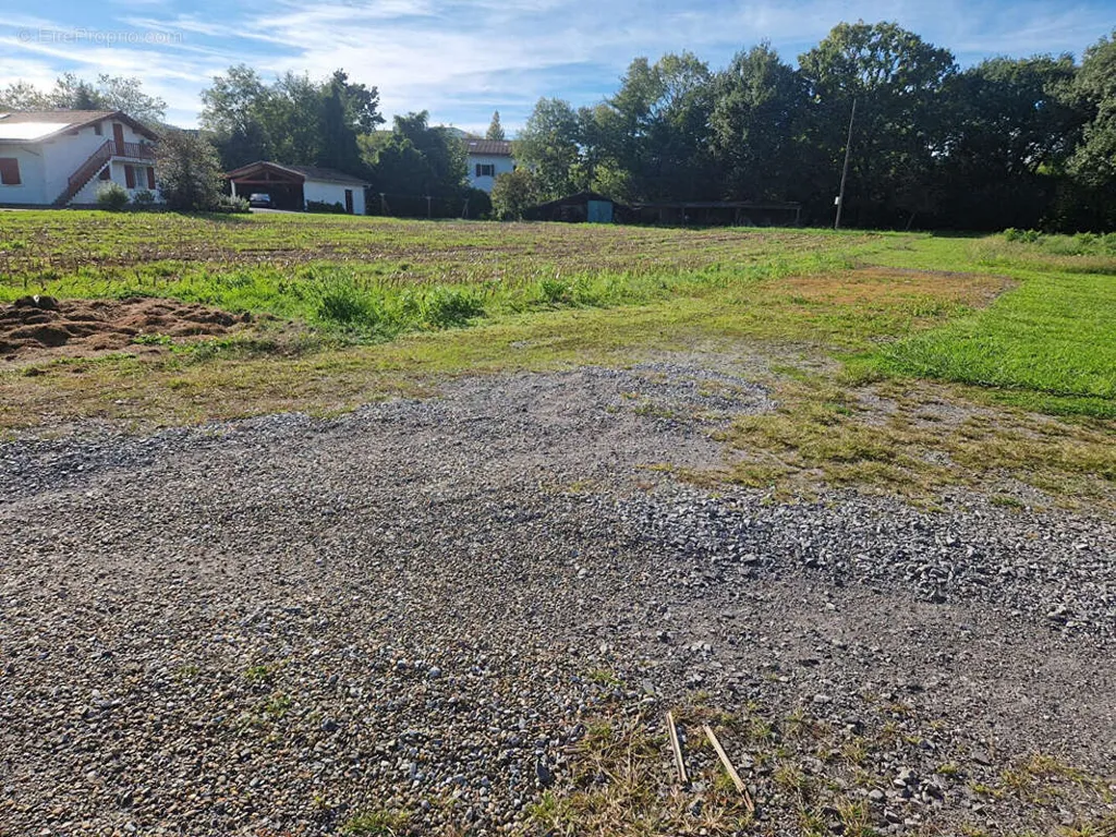 Aed - Constructible Plot with Garden in Urrugne