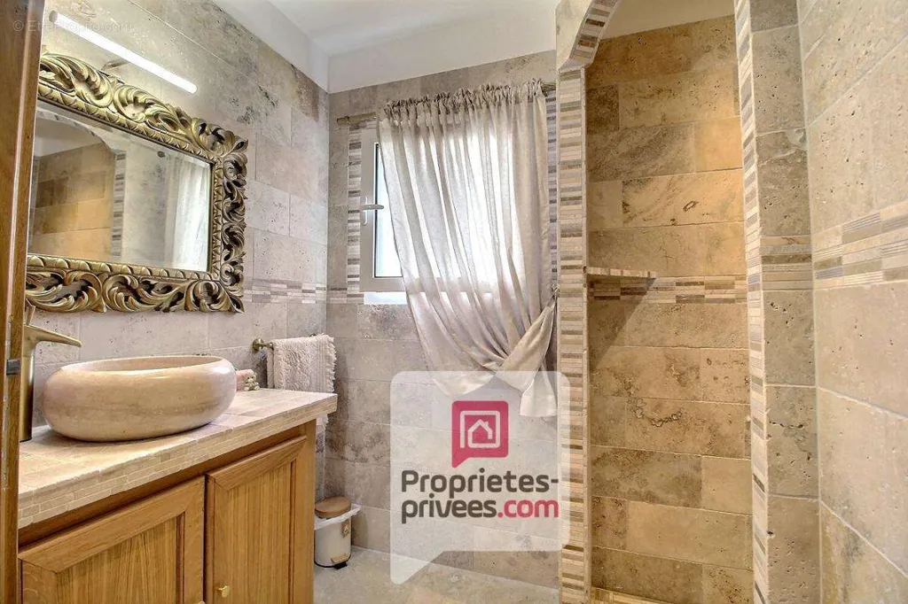 Salles de bain - Maison Contemporaine avec Studio Indépendant à Amilly