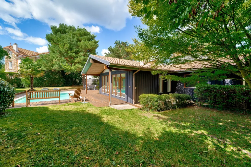 Aed - Unique 7-Piece House with Pool in Vaucresson