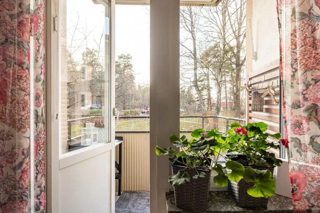 Rõdu - Efficient 1960s Flat with South-West Balcony in Solberga