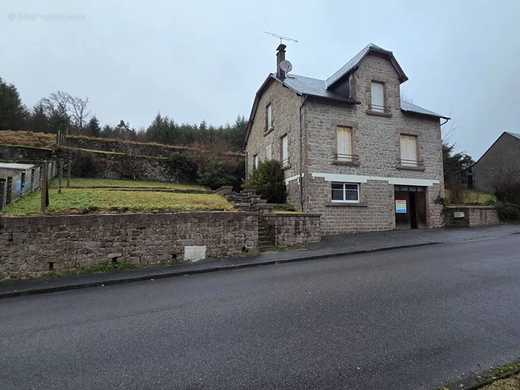 Extérieur - Maison à Rénover avec Jardin au Cœur de Bugeat