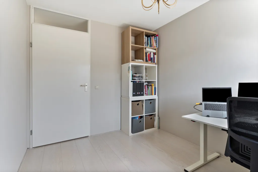 Bureau - Semi-detached House with Garden in Almere