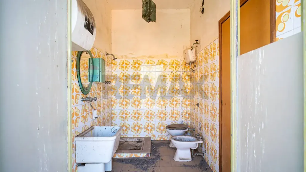 Salles de bain - Commercial Space with Apartments in Belpasso