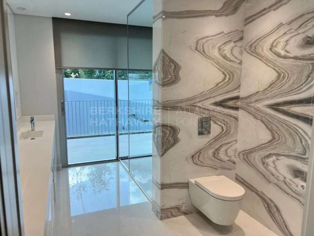 Bathrooms - Luxury Duplex with Pool in Cascais