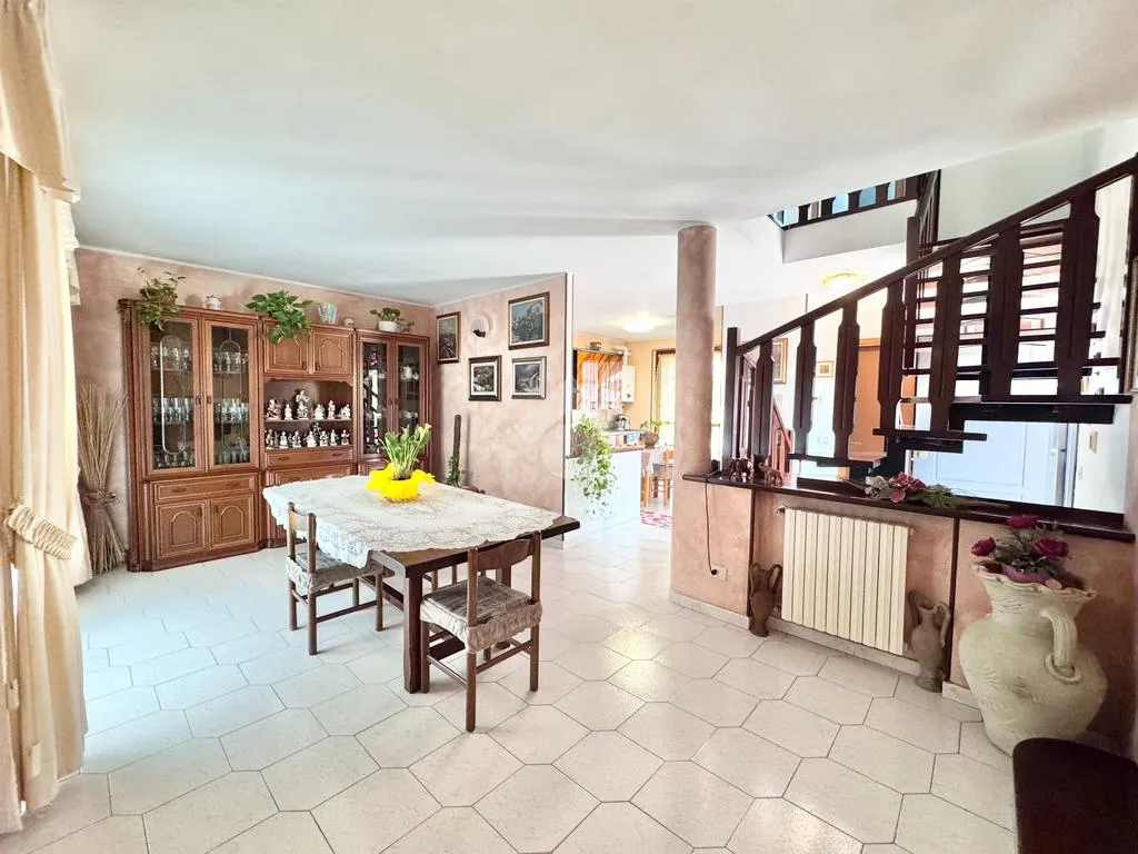 Söögituba - Corner Semi-Detached Villa with Garden in Casarile