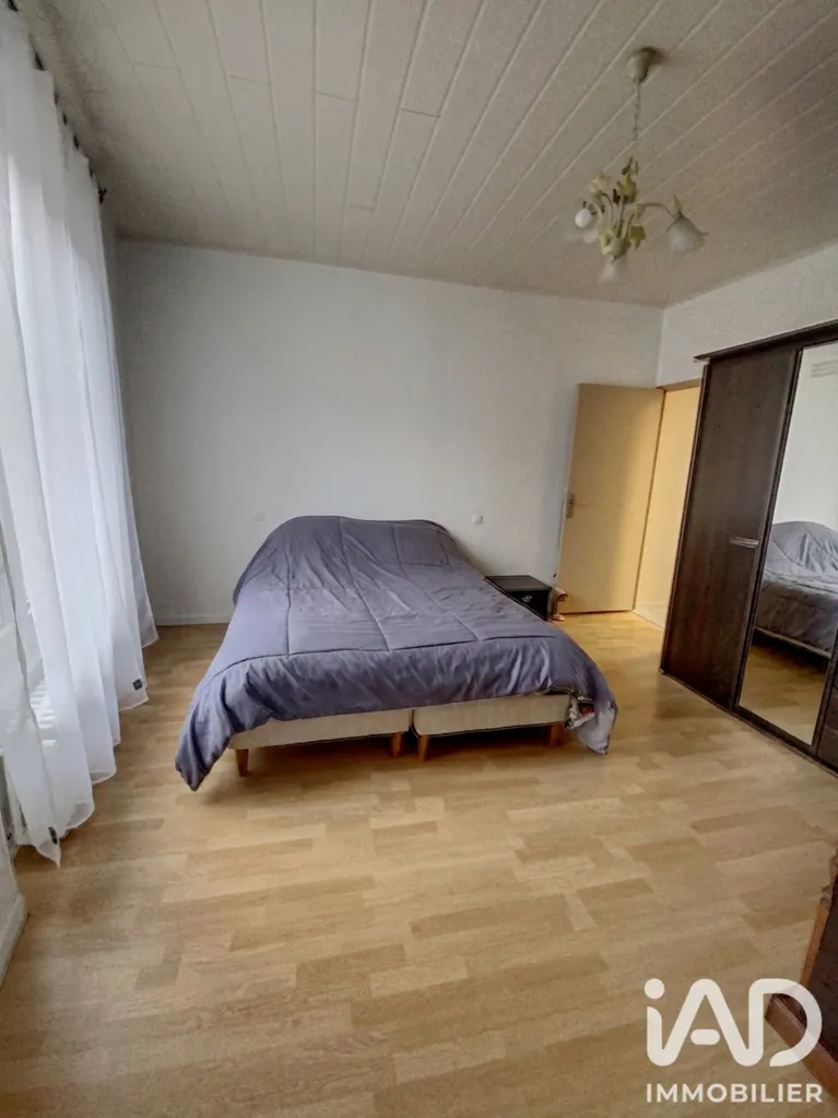 Chambres - Maison avec Piscine et Garage à Tergnier