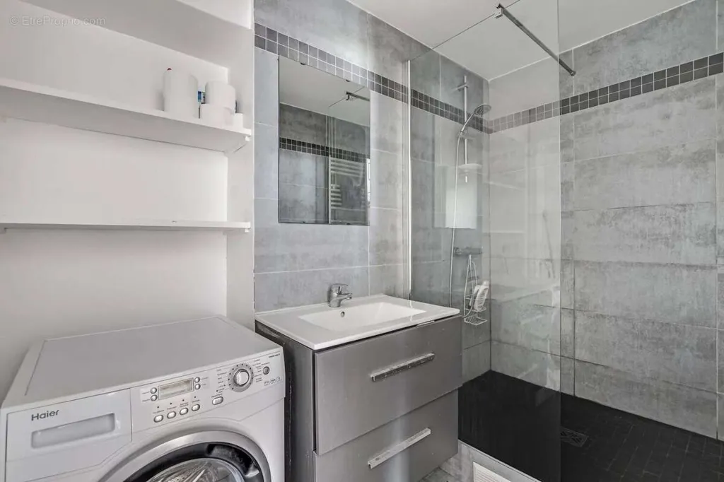 Bathrooms - Sunlit 2-3 Room Apartment in Marais