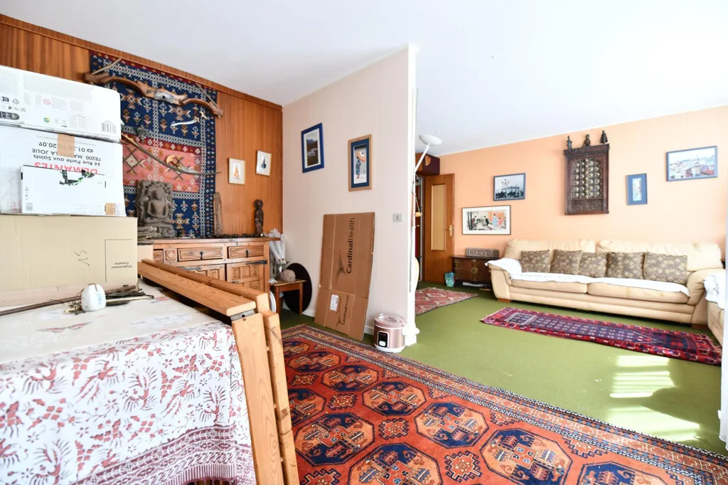 Elutuba - Spacious F7 Flat with Private Pool in Central Location