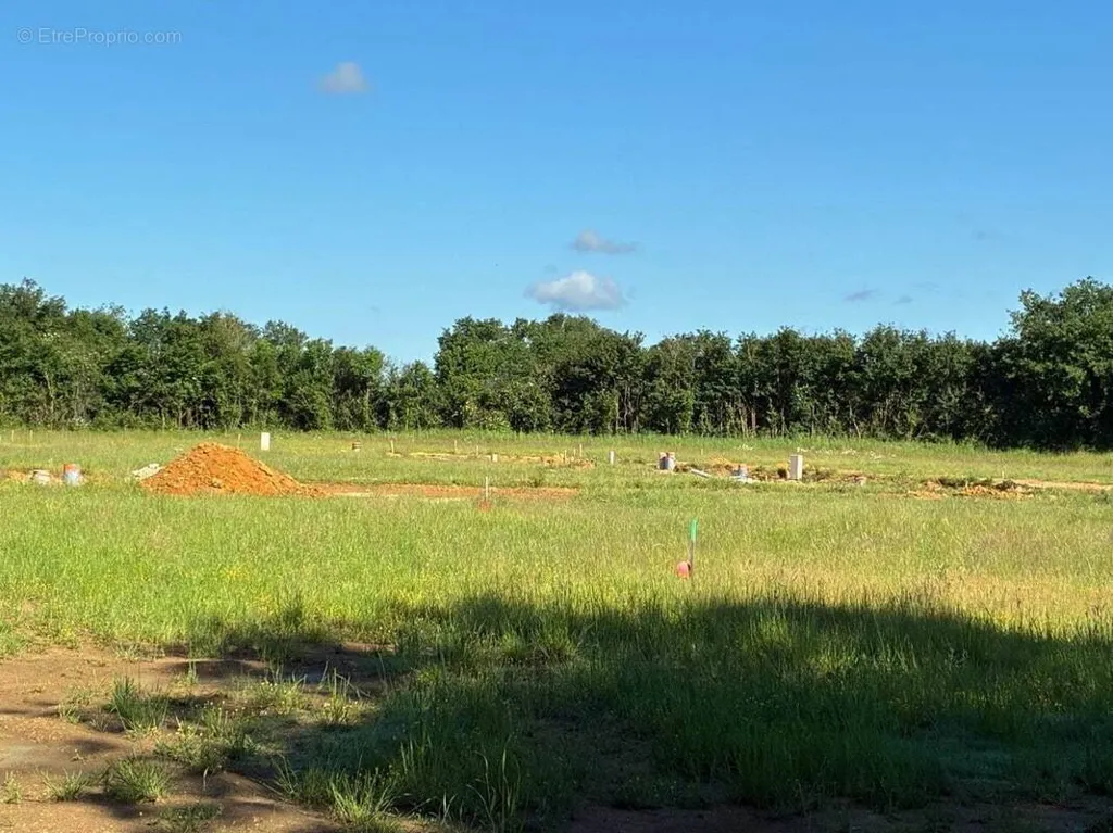 Aed - Buildable Plot with 22m Facade in Marçay