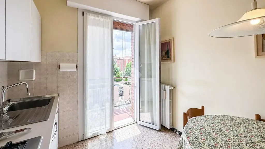 Cuisine - Three-Bedroom Apartment with Balcony in Carpi