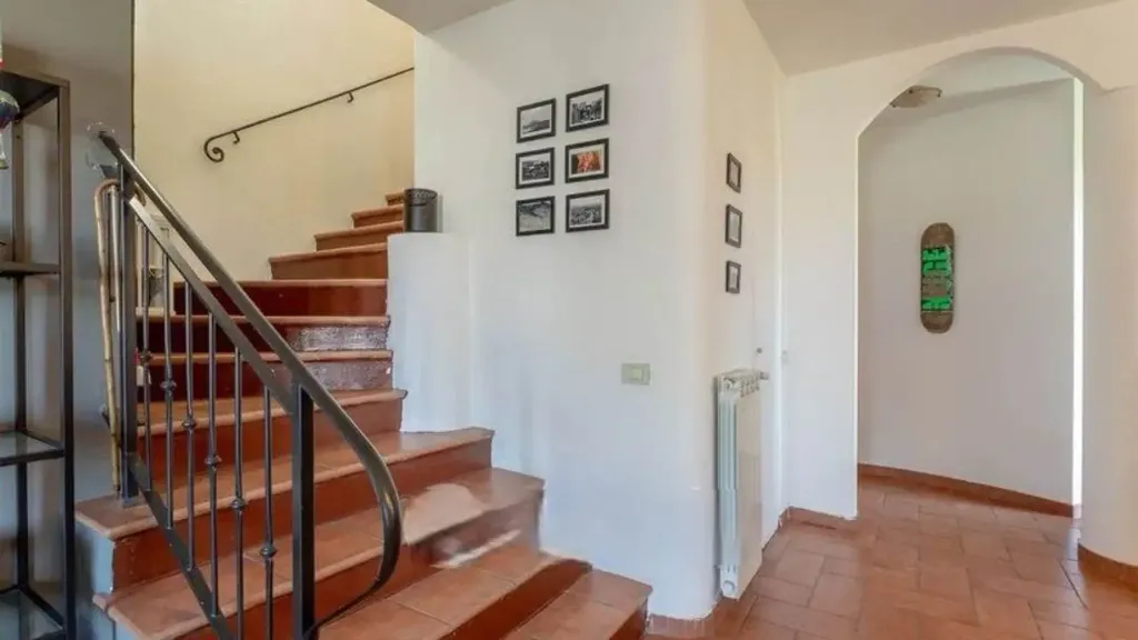 Rooms - Duplex Apartment with Balcony in Campi Bisenzio