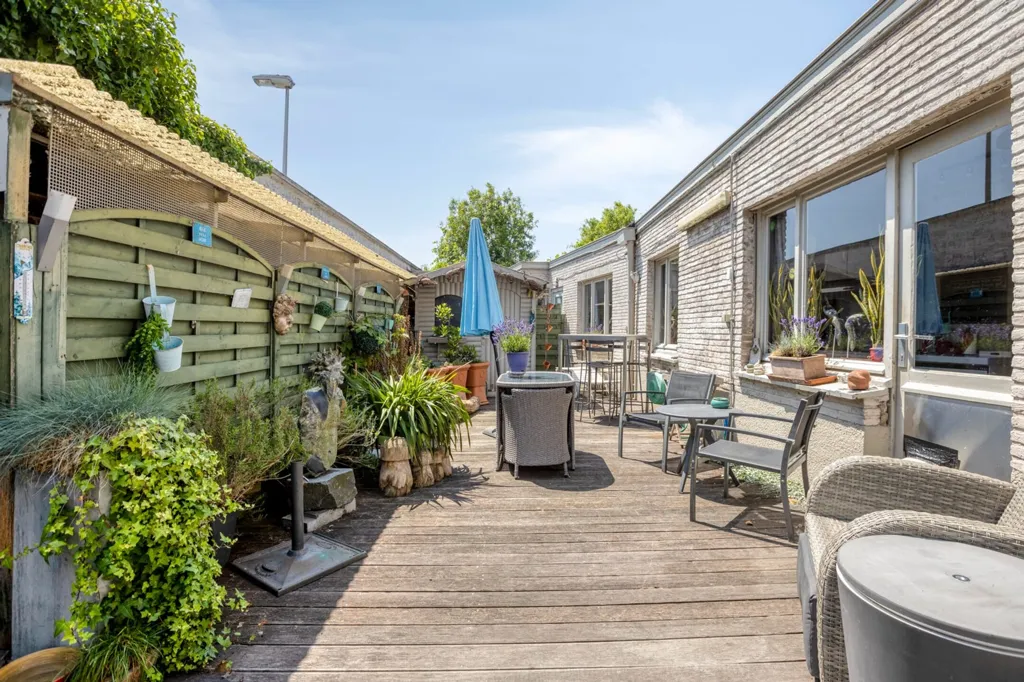 Terrasse - Mixed-Use Property with Private Drive in Bruges