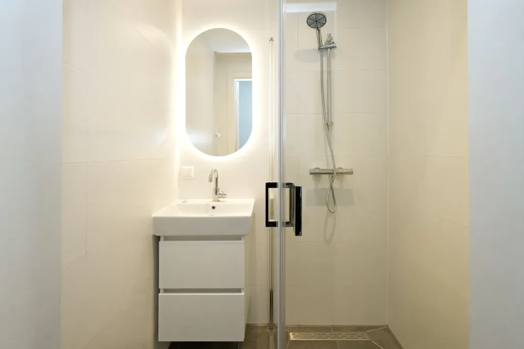 Salles de bain - Renovated 3-Bed Apartment with Balcony in Den Haag