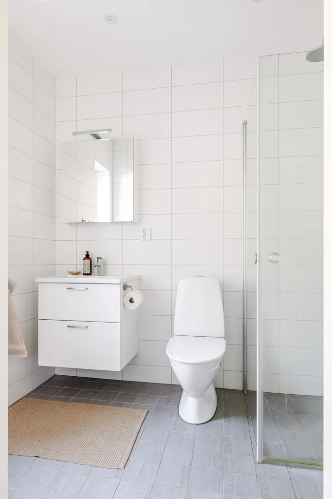 Salles de bain - Modern Semi-Detached House with Bråviken View