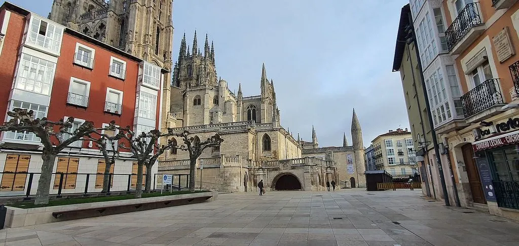 Garden - 1-Bed Apartment with Balcony in Burgos Centre