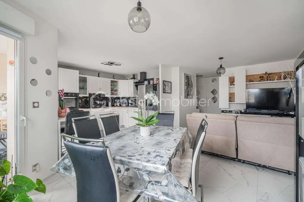Salle à manger - Appartement Rénové avec Balcon et Vue Dégagée en Centre-Ville
