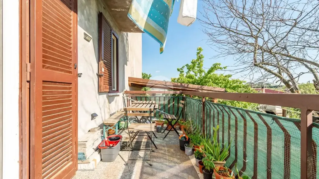 Rõdu - Rusticated Triplex with Balcony in Frascati